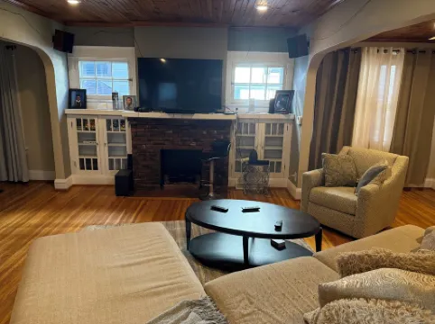 Charming 3-Bedroom Lower Unit Home in Buffalo