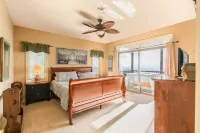 Walk to ski slopes! INCREDIBLE MTN VIEWS,SUNSETS, HOTTUB, FIREPLACE