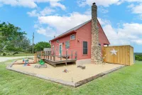 Pet-Friendly Fredericksburg Cabin w/ Hot Tub! - Hot Tub