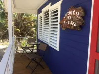 Beach Front Cottage in the heart of Placencia Village
