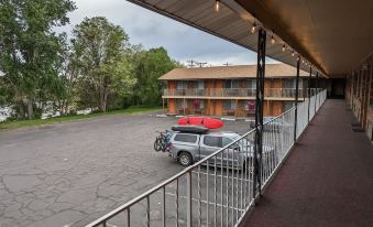 Henry's Fork Inn