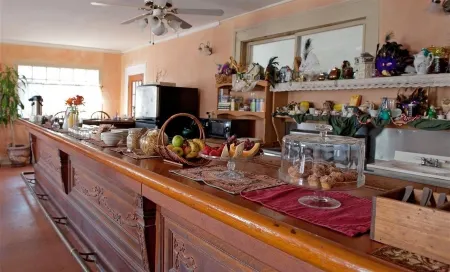 Fairchild House Bed & Breakfast Отели рядом с достопримечательностью «Центр Морального Конвенции Эрнеста Н»