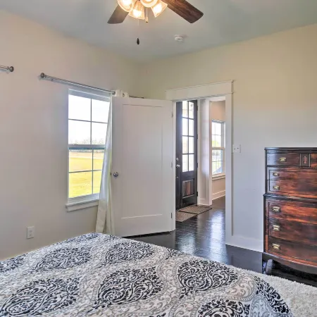 Spacious Texas Getaway w/ Fire Pit & Pond! Ξενοδοχεία στην πόλη DeWitt County
