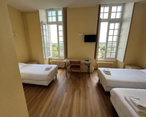 Hôtellerie Saint Yves โรงแรมในชาทร์