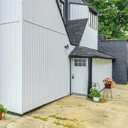 Walkable Barberton Apartment: 9 Mi to Akron!