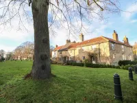 Corner Cottage - parking
