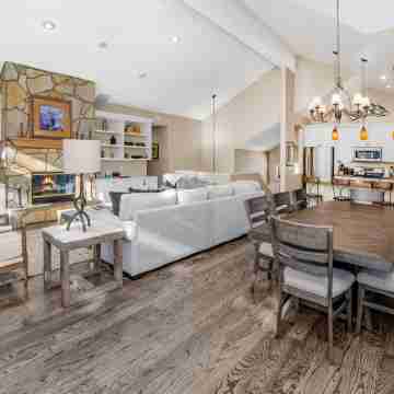 5025 Main Gore Place 4 Bedroom Condo by RedAwning Rooms