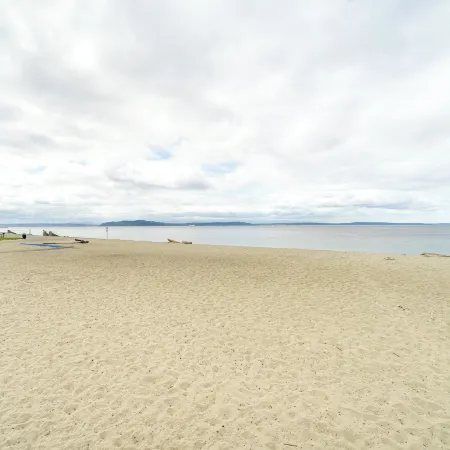 2 Blocks to Beach Park Cozy Seattle Townhome
