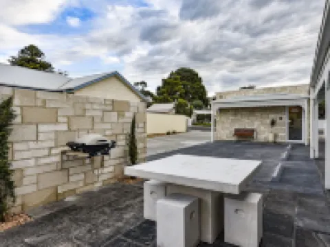Aloha Central Luxury Accommodation Hotels in Naracoorte