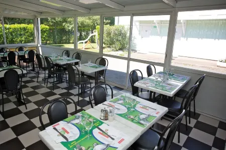 Fasthotel Artigues Отели в г. Помпиньяк