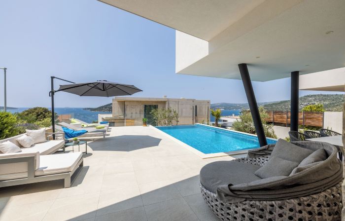 Villa Seven Seas with Heated Pool and Jacuzzi by the Sea
