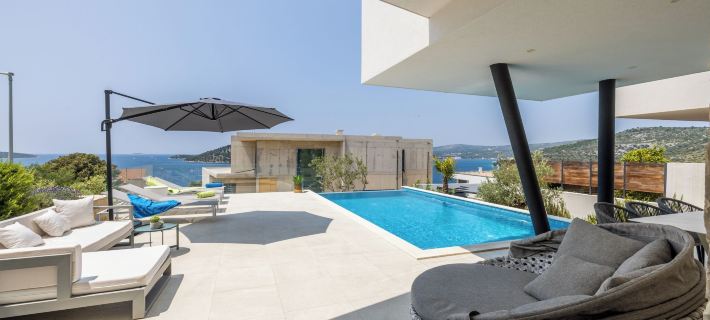 Villa Seven Seas with Heated Pool and Jacuzzi by the Sea Hotels in Ražanj