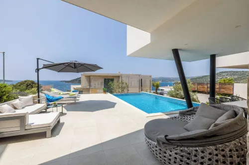 Villa Seven Seas with Heated Pool and Jacuzzi by the Sea
