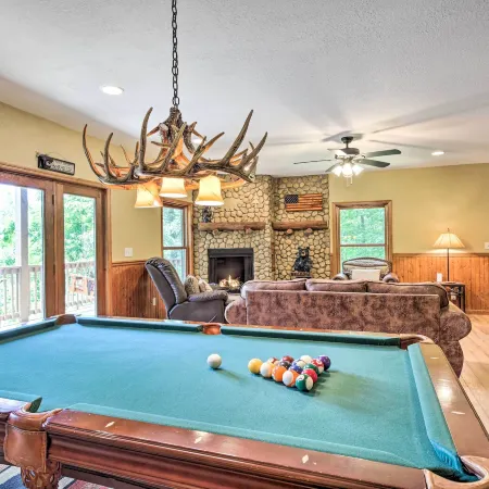 Spacious Murphy Chalet w/ Mtn Views & Hot Tub