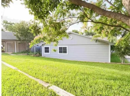 Lakefront fun for 14+pets w/game room deck sunsets