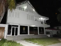 Lili House Hotels near Playa Spratt Bight