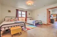 Chic Retro Retreat in Choteau: Walk to Dtwn! - Wifi