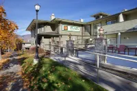 Plaza Inn & Suites at Ashland Creek - 3-Star