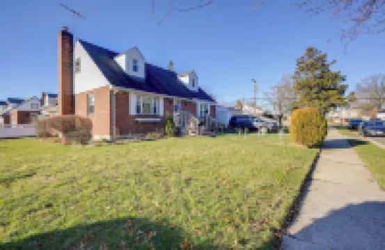 Lovely Elmont Apartment - Walk to Bus Stop!
