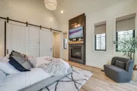 Luxury Broken Bow Cabin w/ Hot Tub on 3 Acres! - parking
