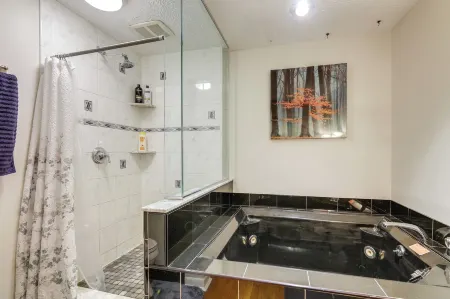 Cincinnati Home, Patio w/ Downtown Views! Отели рядом с достопримечательностью «Университет Цинциннати»