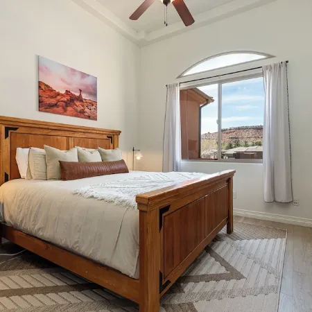 Private hot tub! Pool/Spa! 2 King Beds! Bunk Room! Sleeps 10! Pickleball! Gym!