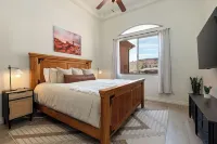 Private hot tub! Pool/Spa! 2 King Beds! Bunk Room! Sleeps 10! Pickleball! Gym!