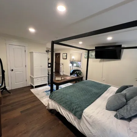 Charming studio with AC and WiFi in welcoming Helen. 55 in TV. 10 steps to town.