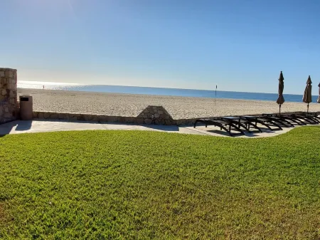 Las Mananitas Ground floor overlooking the Pools and Sea of Cortez! Ocean Front! Отели рядом с достопримечательностью «Isis Healing House Alternative Therapies & seven Zenses Cabo Spa»