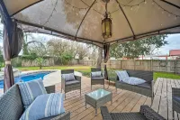Spacious Abode, Walk to Texas Heroes Square! - Parking