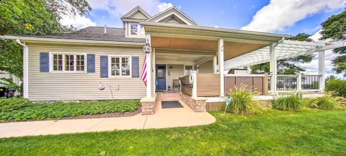 Private Waterfront Lake Erie Home w/ BBQ Patio Ξενοδοχεία στην πόλη Ashtabula County