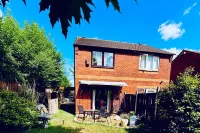 2-Bed House Sleeps 4 Garden 10 Mins to Anfield Hotels in 
