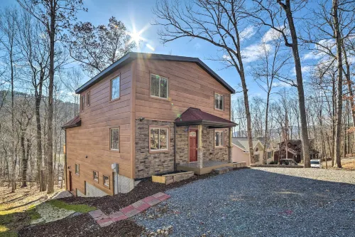 Cabin w/ Mtn View, 4 Mi to Massanutten Resort - parking