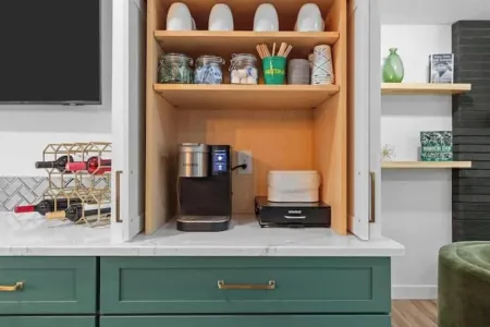 Pack 'Em Inn - Ultimate Titletown Comfort Отели в г. Ашваюбенон