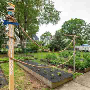 Nautical 3BR Sleeps 8 @ Tweed Airport W/ Fire Pit + Smart TVs Near Beach & Yale Hotel Exterior