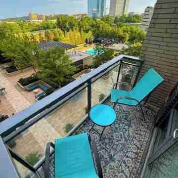 Cozy 2-bedroom apartment in charming McLean with AC, WiFi, fitness room Others