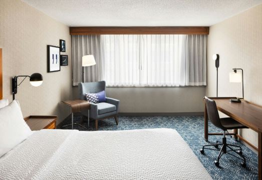 포 포인츠 바이 쉐라톤의 모던한 객실 내부