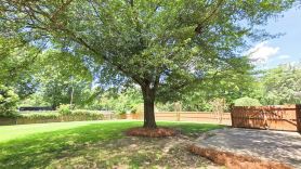 Cozy Matthews Getaway – 1 King, 2 Queens, Stylish & Central!