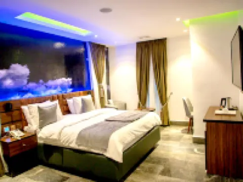 Merzino Palace Hotéis em Uyo