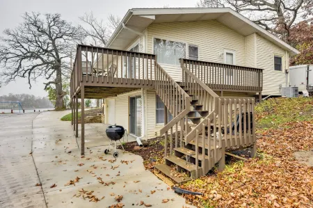 Salem Vacation Home w/ Dock: Steps to Paddock Lake