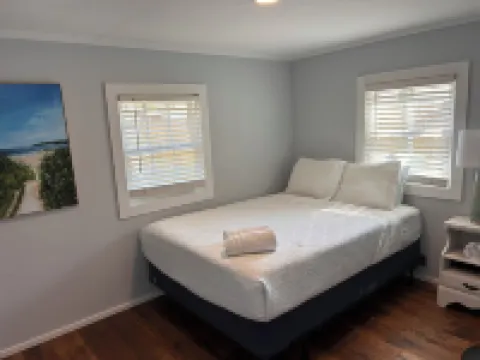 Charming 3-bedroom bungalow in Sneads Ferry with boat dock and gazebo access