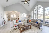 9 Mi to The Domain: Spacious Pflugerville Haven!