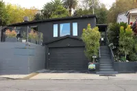 Cute Hilltop Hideaway Studio in LA Hotels near East LA Civic Ctr