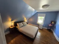 Scenic Shelburne home. Central location close to Shelburne Harbour. Hotels near Ross-Thomson House & Museum
