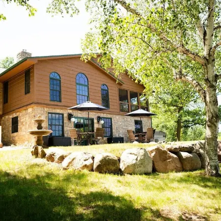 5Br Lakefront Home on Lake Louisa: Sauna, Screen Porch, Patio, Fireplace
