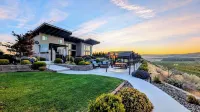 Lone Point Cellars Hotel a Brewster