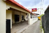 RedDoorz near Jalan Malioboro Area Hotels in Yogyakarta