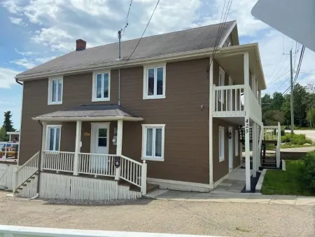 Cheerful 5 Bedroom Cottage Mins from Casino