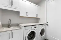 Brand New Luxury Pool & Spa Home Near Beach!