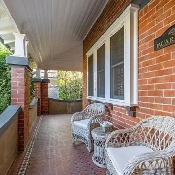 Luxuriously appointed, recently renovated 4 bed, 3 bath home in CBD